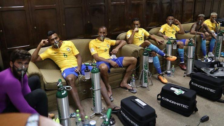 Brezilyalı futbolculara maç sonrası oksijen verildi