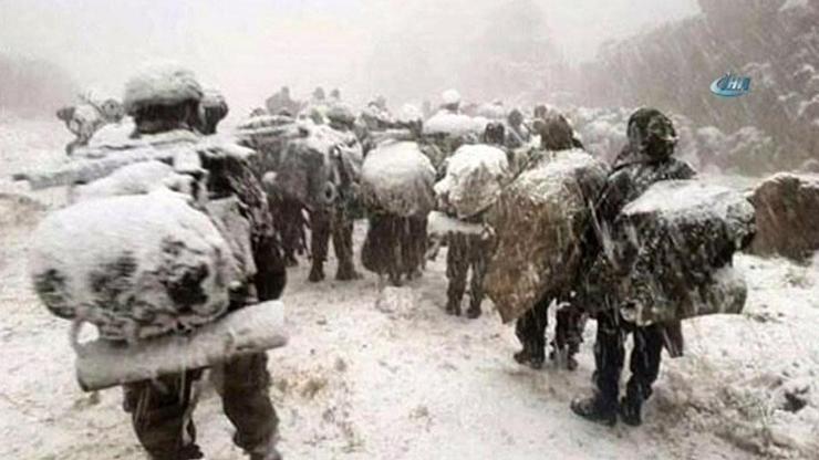 Askerler kar altında arama yapıyor