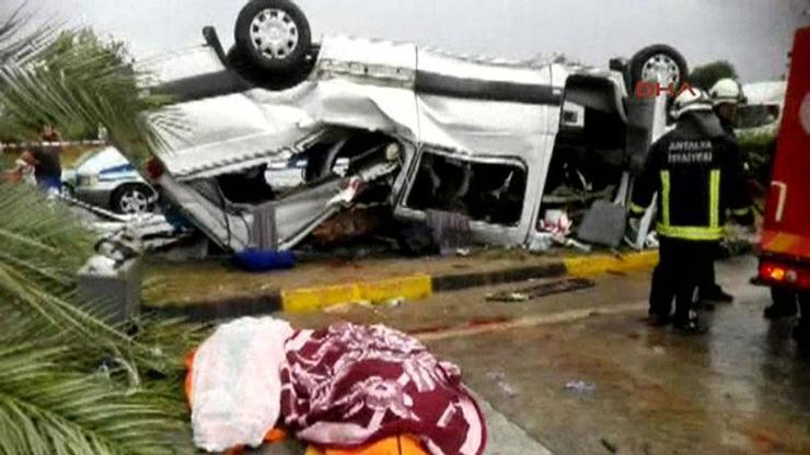 Antalyada tur minibüsü devrildi: 3 turist öldü