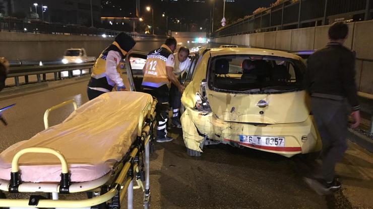 Ana yolda geri giden ticari taksiye kamyonet çarptı: 2 yaralı