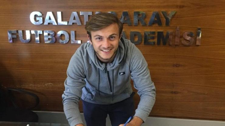 Celil Yüksel Galatasarayla imzaladı