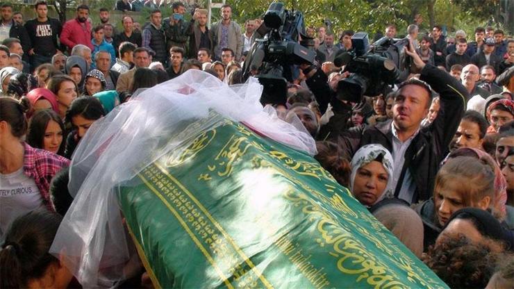 Pendikte öldürülen lise öğrencisi Helinin cenaze töreni düzenlendi