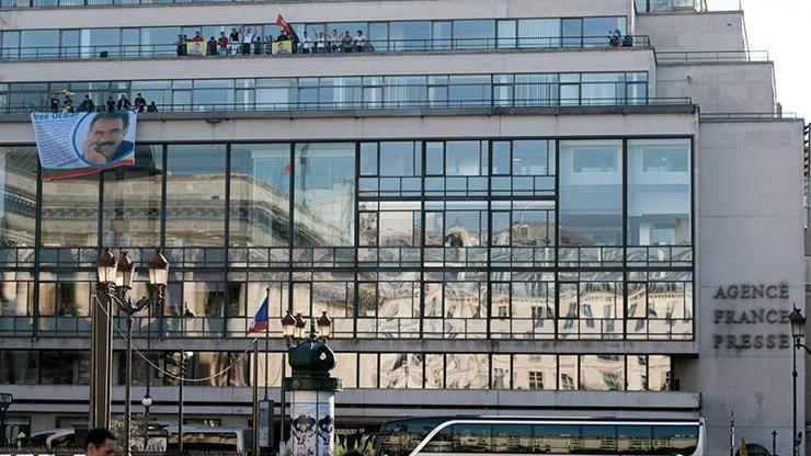 Pariste AFP binasına Öcalan resmi astılar