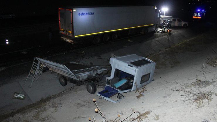 TIR, arıza yapan kamyoneti parçaladı: 2 ölü