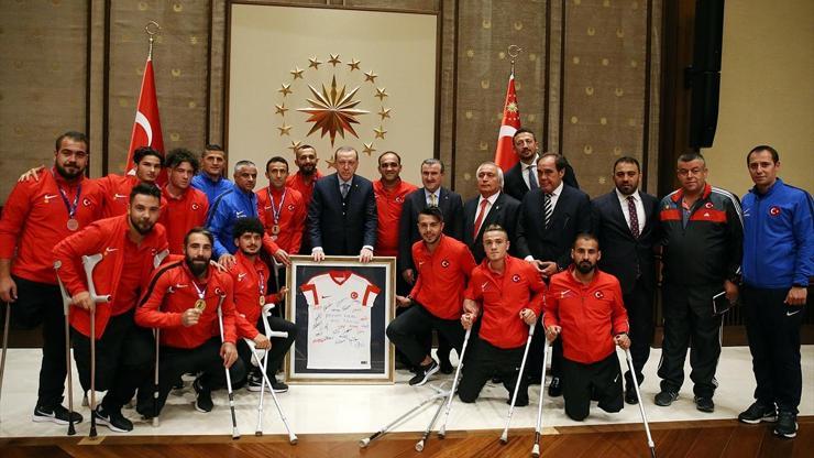 Cumhurbaşkanı Erdoğan şampiyonları Beştepede kabul etti