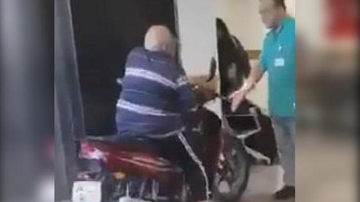 Yaşlı adam hastaneye motosikletle girdi
