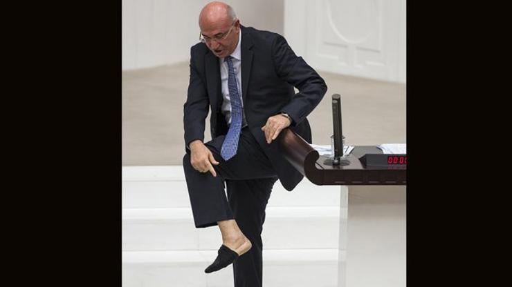 CHP İstanbul Milletvekili Mahmut Tanal, Meclis kürsüsünde çorabını çıkardı