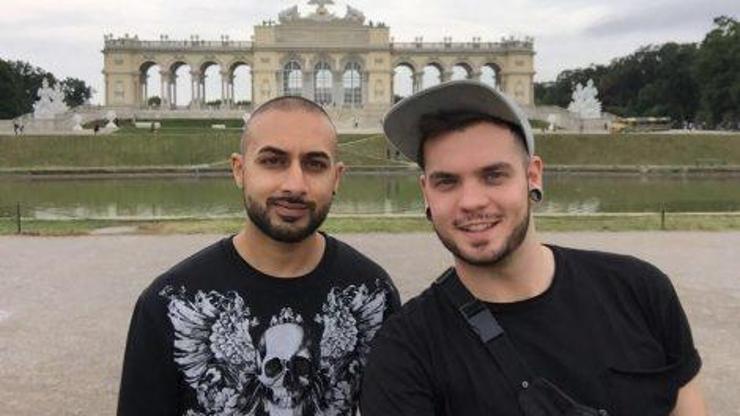 Eşcinsel turistler sınır dışı edildi