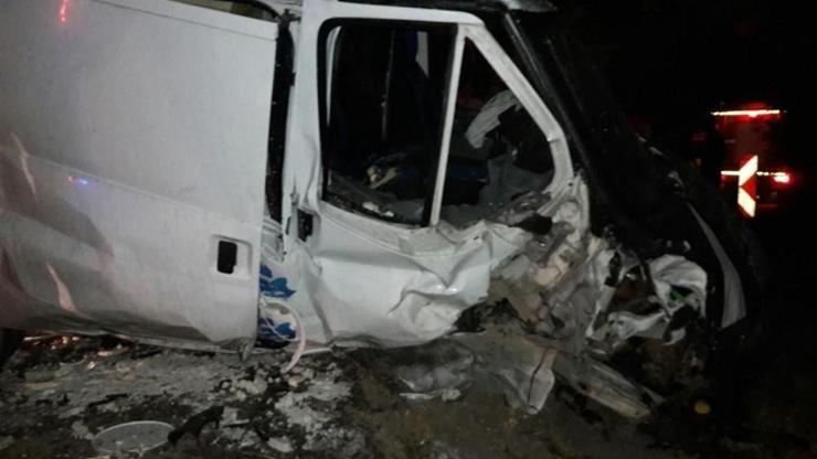 Traktör ve kamyonet çarpıştı: 1 ölü, 5 yaralı