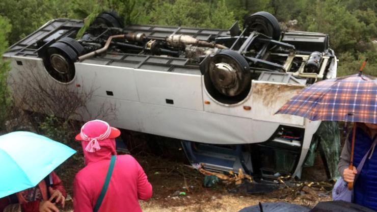 Son dakika... Antalyada  tur midibüsü devrildi: 1 kişi öldü.