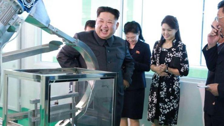 Kim Jong un ailesiyle kozmetik fabrikasını teftiş etti