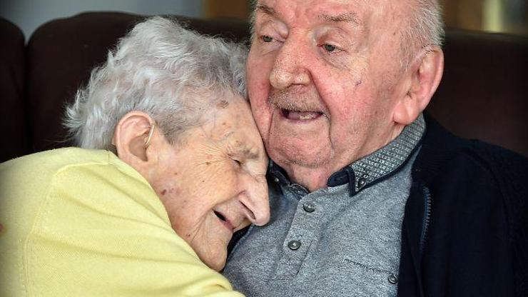 98 yaşındaki anne 80 yaşındaki oğluna bakmak için huzurevine yerleşti