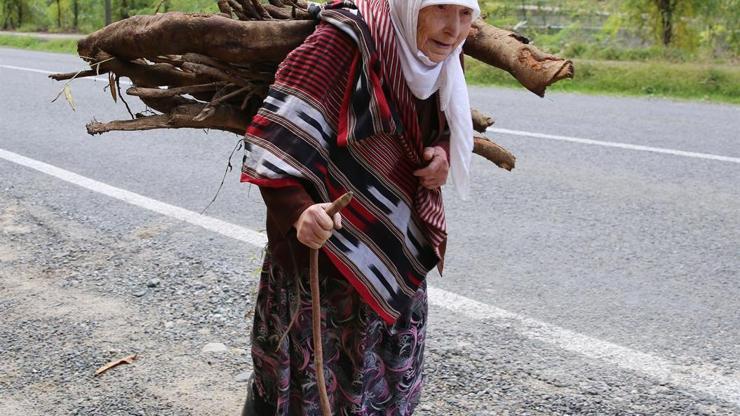 Kışlık yakacağını sırtında taşıyan Fatma nineye odun yardımı
