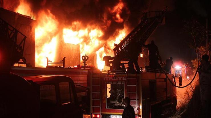 Plastik fabrikasında yangın: Alevler kilometrelerce uzaktan görülüyor