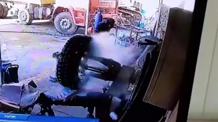 Lastik bomba gibi patladı, tamirci ağır yaralandı