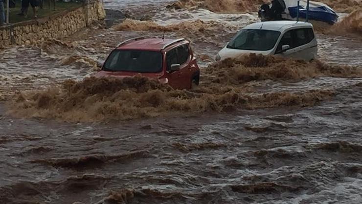 Son dakika... Mersinin Silifke ilçesinde sel... Araçlar sel sularına kapıldı