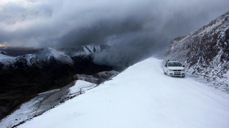 Erzurumda sıcaklık eksi 10 dereceye düştü, yollar kapandı