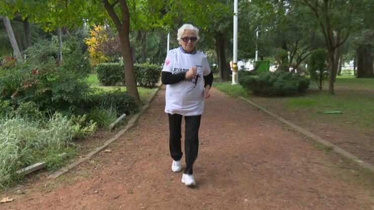 89 yaşındaki Feride Öğretmen çocuklar okusun diye koşacak