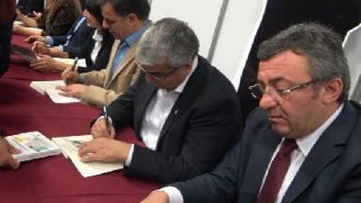 CHPli vekiller, Enis Berberoğlunun kitabını imzaladı