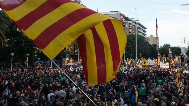Binlerce kişi Katalan siyasetçiler için yürüdü