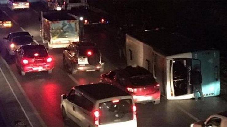 Son dakika... İstanbulda D-100 karayolunda halk otobüsü devrildi Yaralılar var
