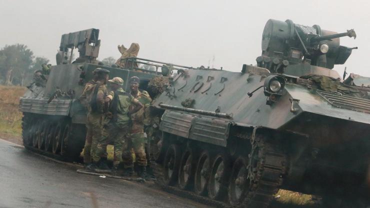 Siyasi kriz büyüyor, Zimbabvede askerler devlet televizyonunu ele geçirdi