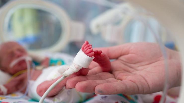 22 haftalık dünyaya gelen bebek gömülmek üzereyken hareket etti