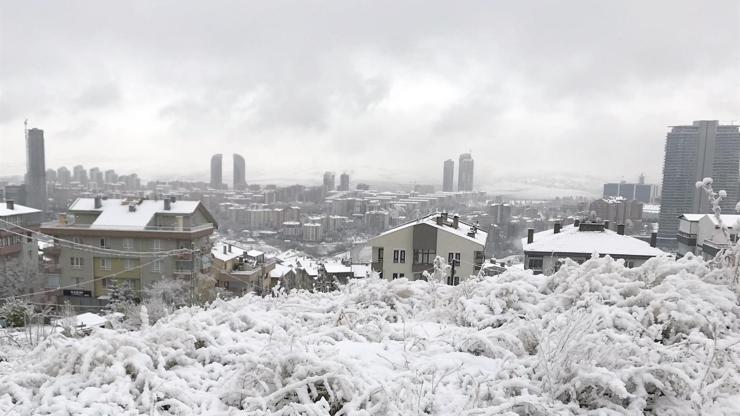 Ankara’ya mevsimin ilk karı yağdı