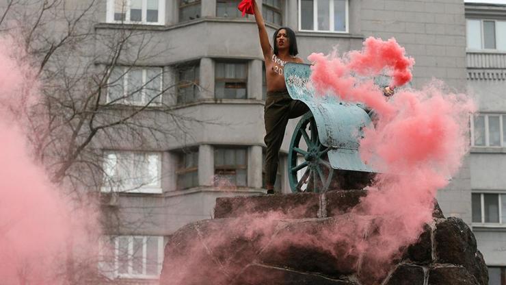 Femenden Ukraynanın ulusal gününde çıplak protesto
