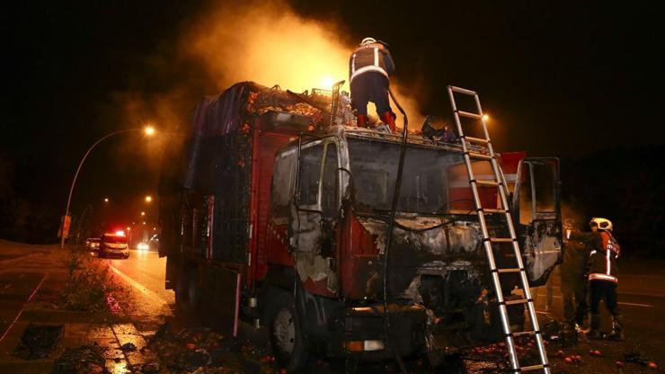Ankarada kamyon seyir halindeyken cayır cayır yandı