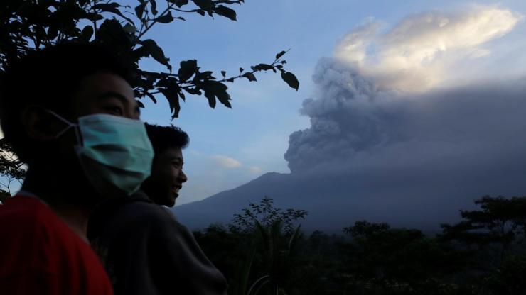 Agung yanardağı kül püskürtmeye başladı