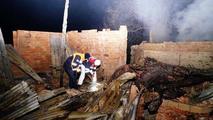Kastamonunda iki ev yandı, 5 kişilik aile kayıp