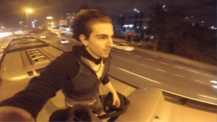 Ünlü selfie çılgını metrobüsün tavanında 12 durak gitti