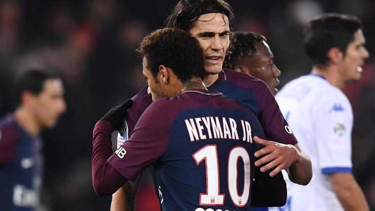 Cavani, penaltı noktasına gelen Neymarı bakışlarıyla dövdü