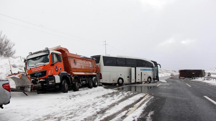 Karla mücadele aracı, otobüs ve minibüsle çarpıştı: 6 yaralı