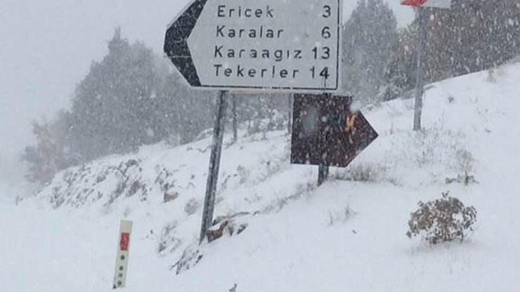 Bursada yoğun kar yağışı köy yollarını ulaşıma kapattı