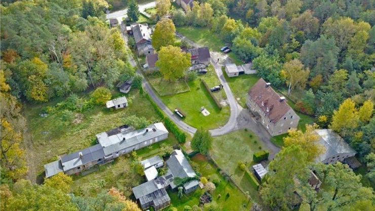 Almanyada içinde 9 ev ve ormanlık alan bulunan bir köy 140 bin euroya satıldı