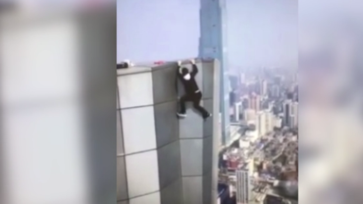 Ünlü Çinli akrobatın feci ölümü: 62. katta gösteri yaparken düştü