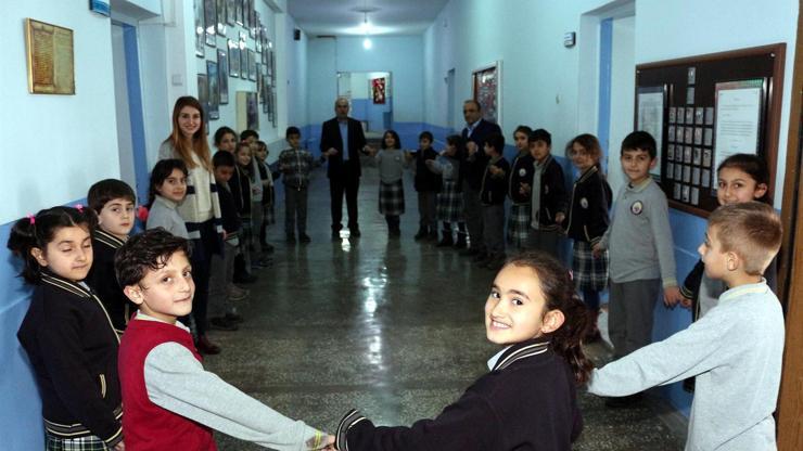 Erzurumun soğuğuna okulda halaylı teneffüs çözümü