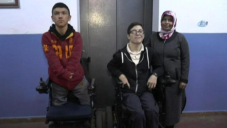 Engelli gençlerin asansör sevinci