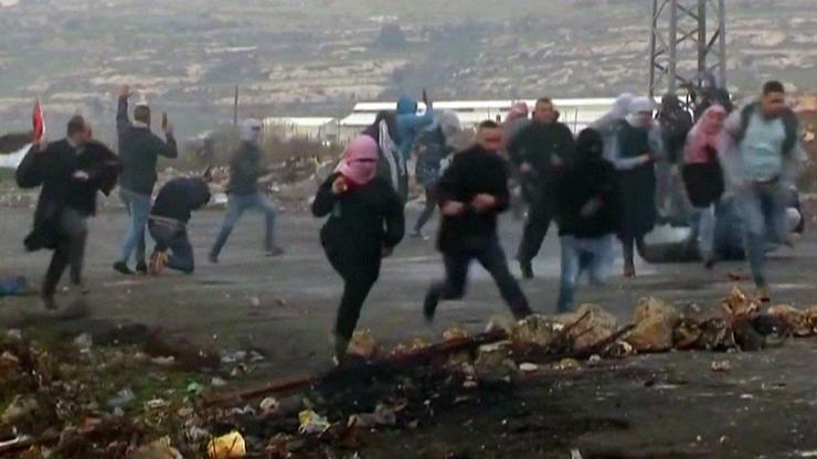Maskeli İsrail askerleri eylemcilerin arasına sızdı