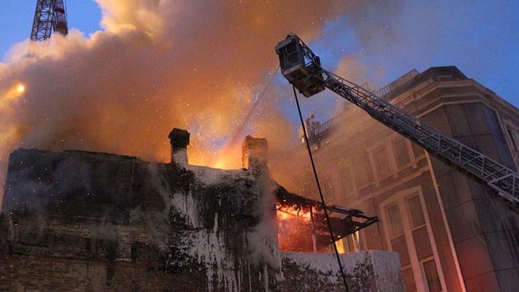 3 katlı eski bina alev alev yandı