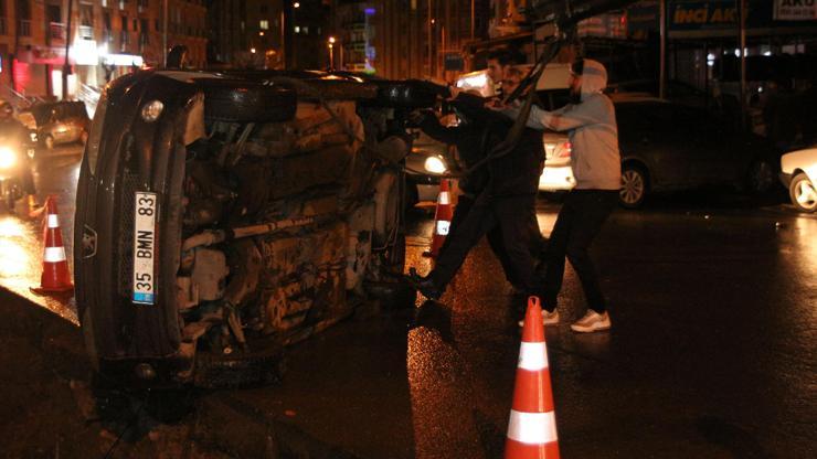 İstanbulun göbeğinde üç araç çukura düştü