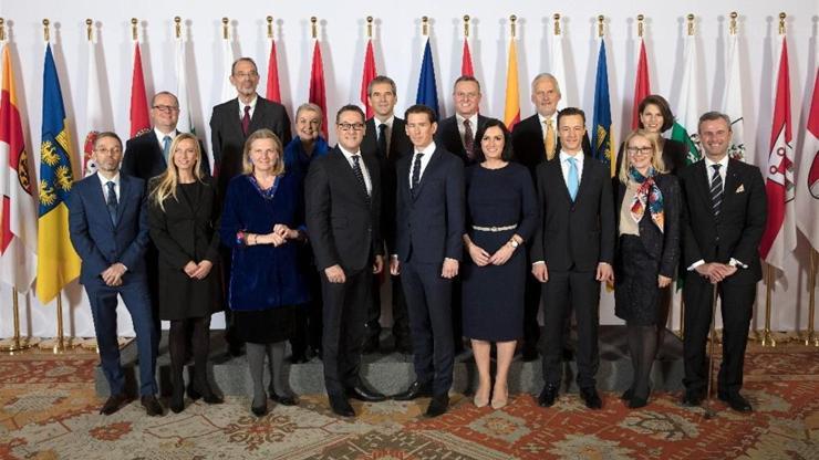 Avusturya’da aşırı sağ koalisyon hükümeti göreve başladı