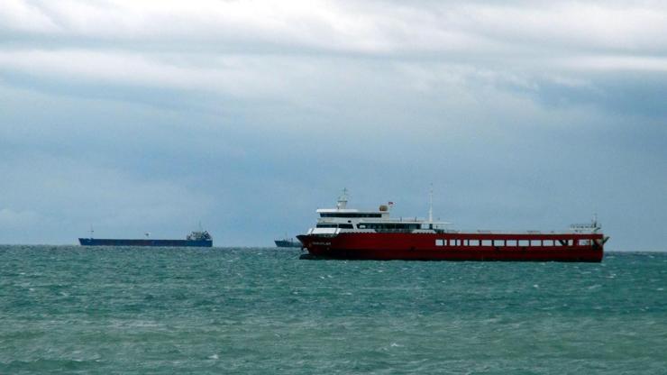 Marmarada poyraz etkisini sürdürüyor: 10 şilep ve tanker demir attı
