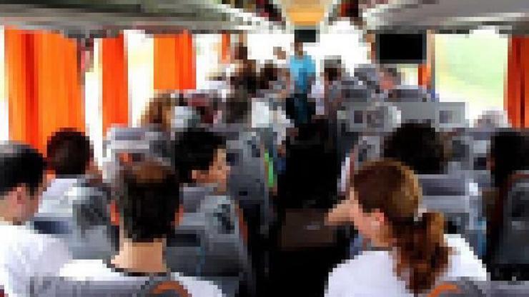 Otobüste uyuyan kadın yolcuya muavinden taciz iddiası