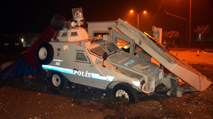 Polis kulübesi TIRın altında kaldı: Yaralılar var