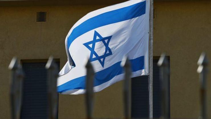 Yahudi yerleşimciler camiye İsrail bayrağı astı