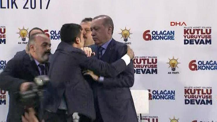 Bir anda Erdoğan için sahneye fırladı Korumalar zorla uzaklaştırdı