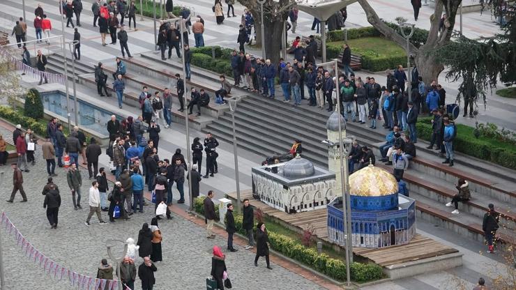 Mescid-i Aksa maketine yaslanarak oturdu, Trabzonlular tepki gösterdi